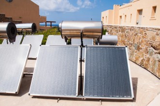 Placas termosolares instaladas en un edificio.